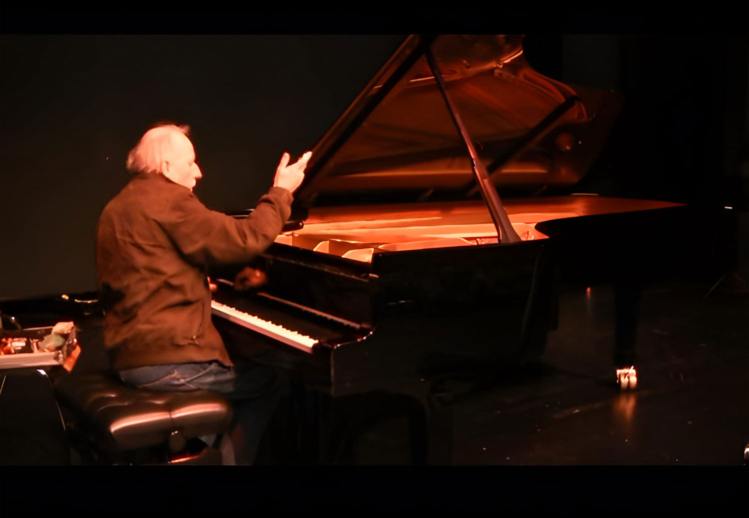 Der Klavierbauer Michael Kern bei der Konzertstimmung eines Steinway-Flügels.